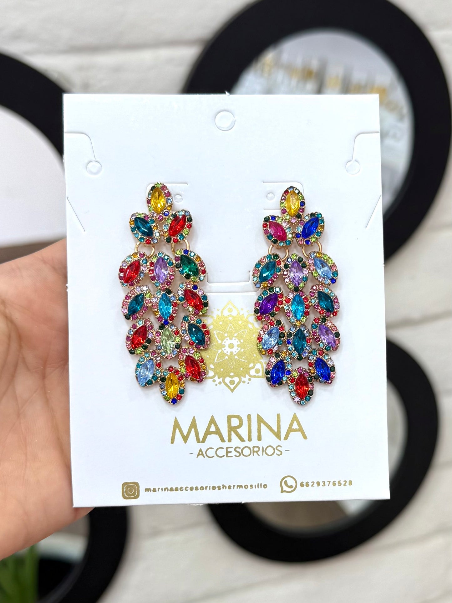 Aretes de pedrería multicolor