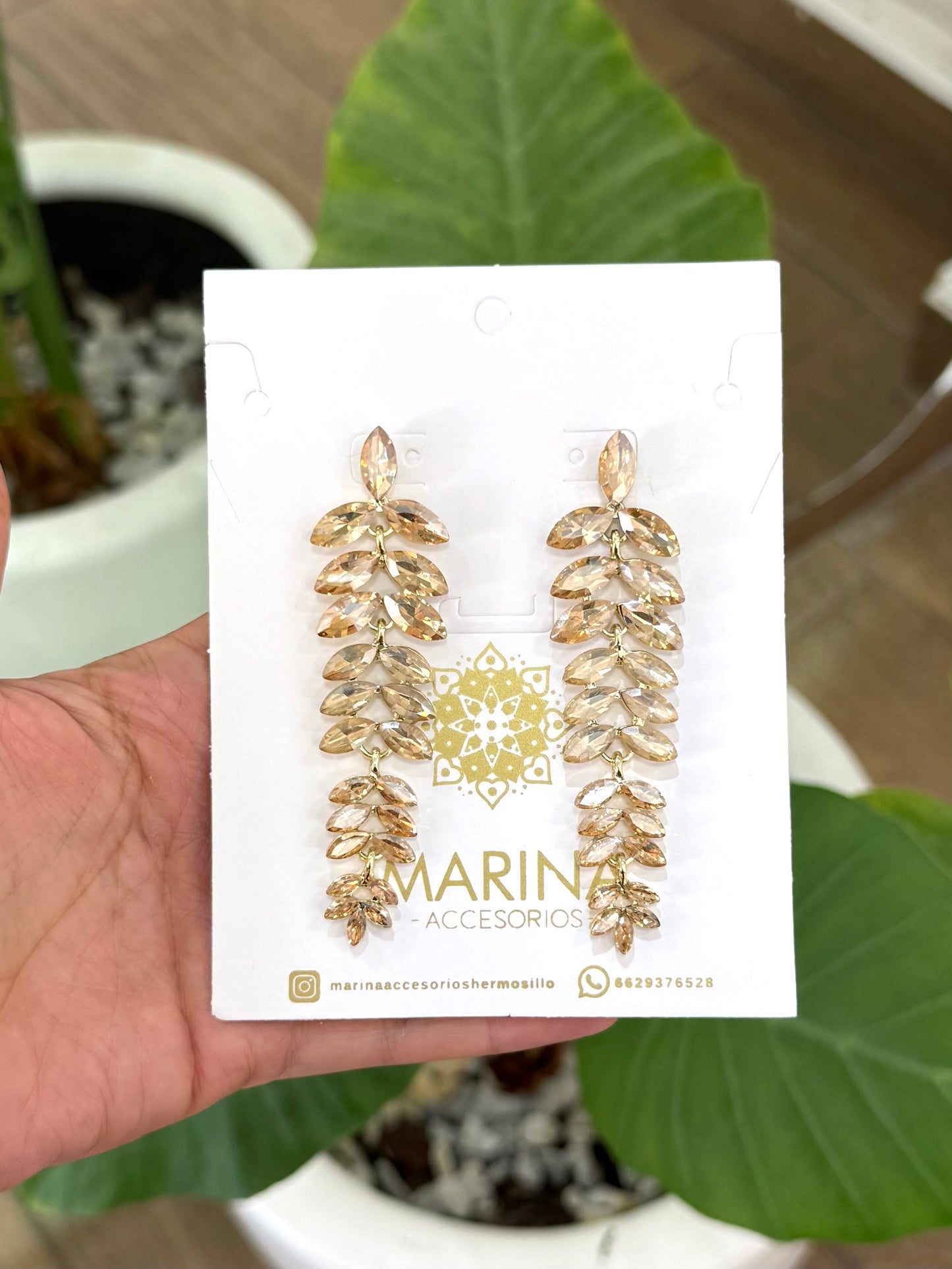 Aretes de pedrería dorados