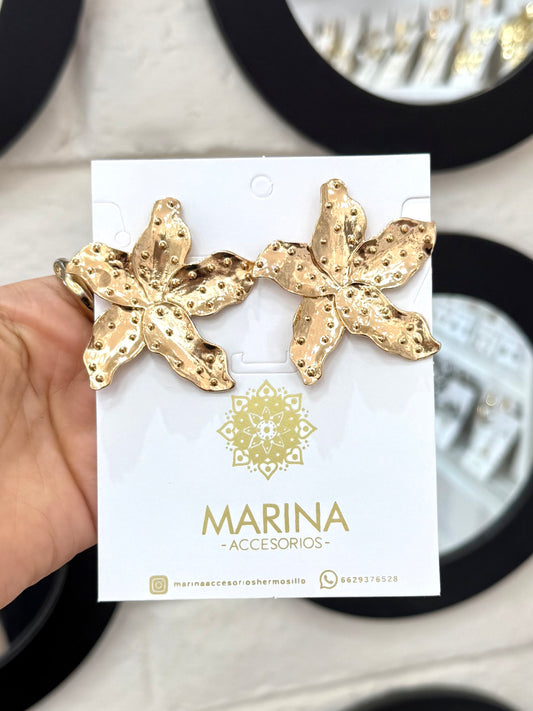 Arete casual flor dorada