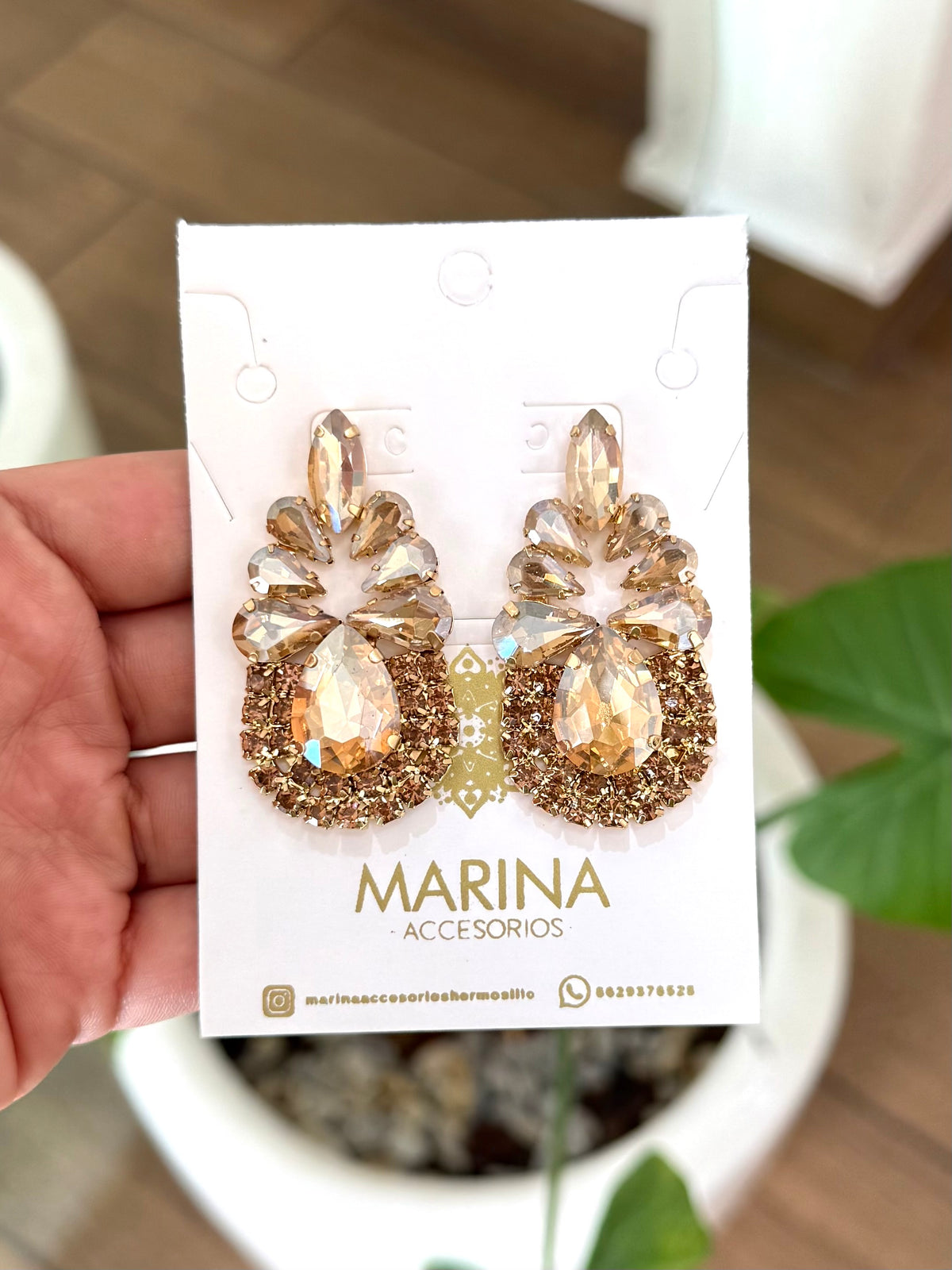 Aretes de pedrería dorados