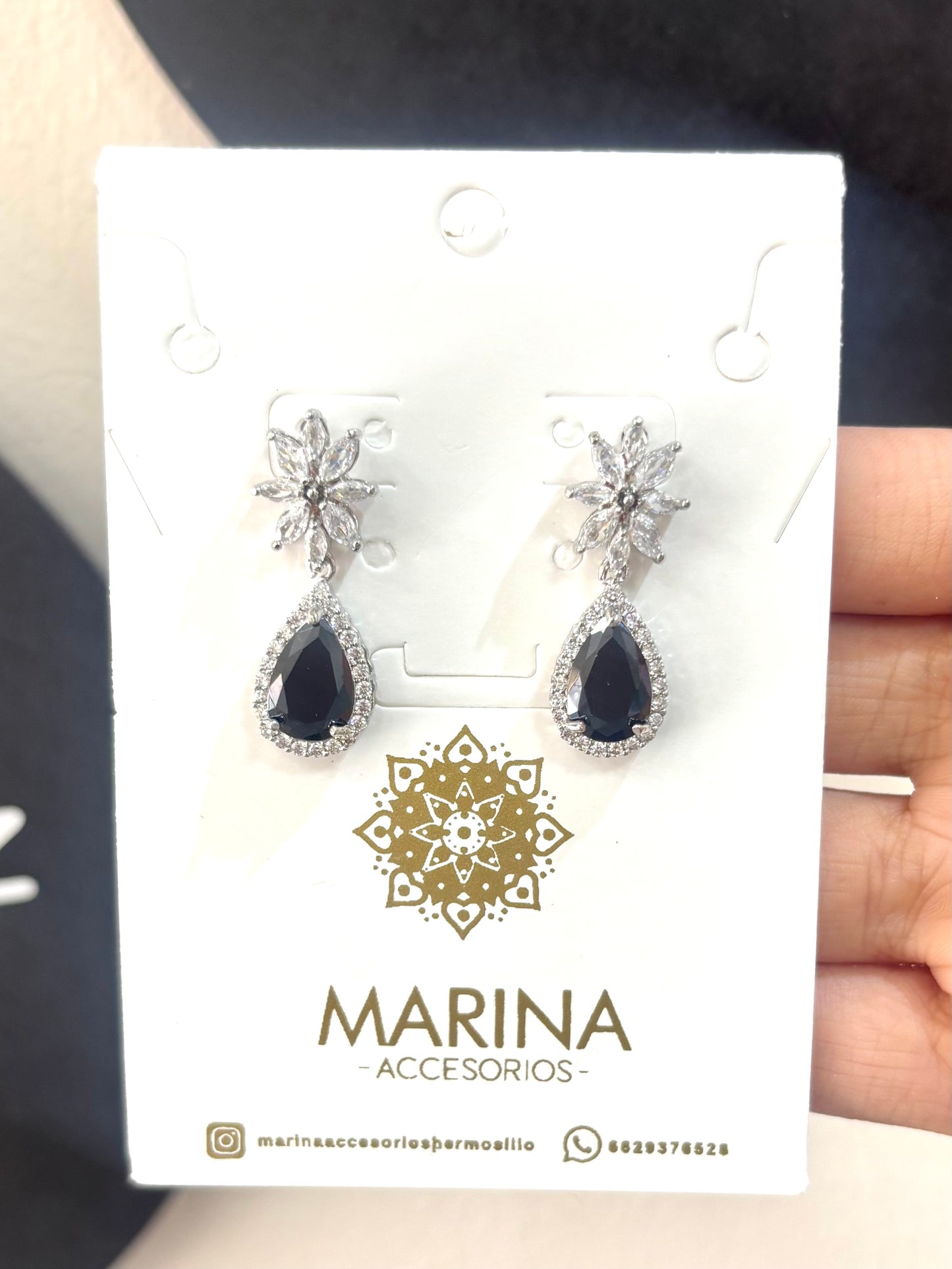 Aretes de pedrería negros