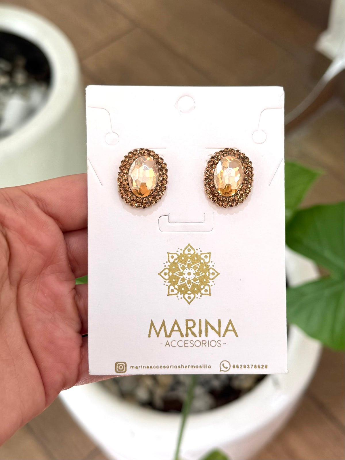 Aretes de pedrería dorados