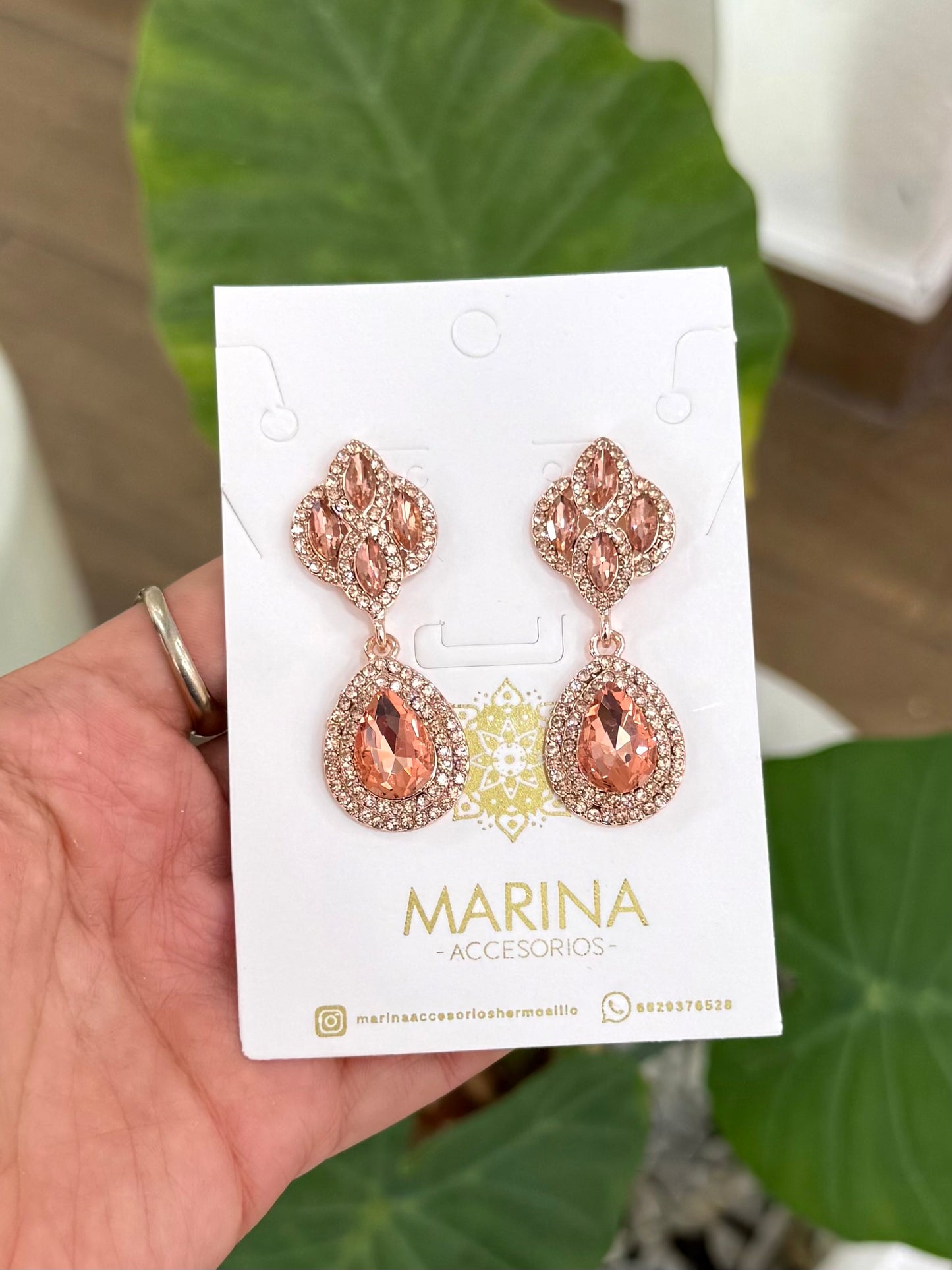 Arete de pedrería rosa