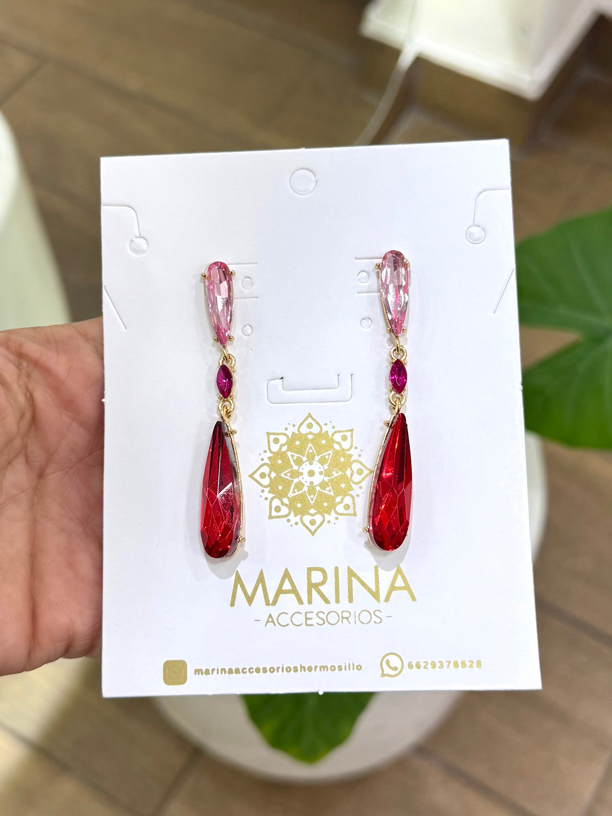 Aretes de pedrería rojo