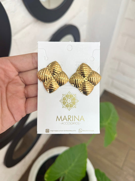 Arete casual dorado cuadrado
