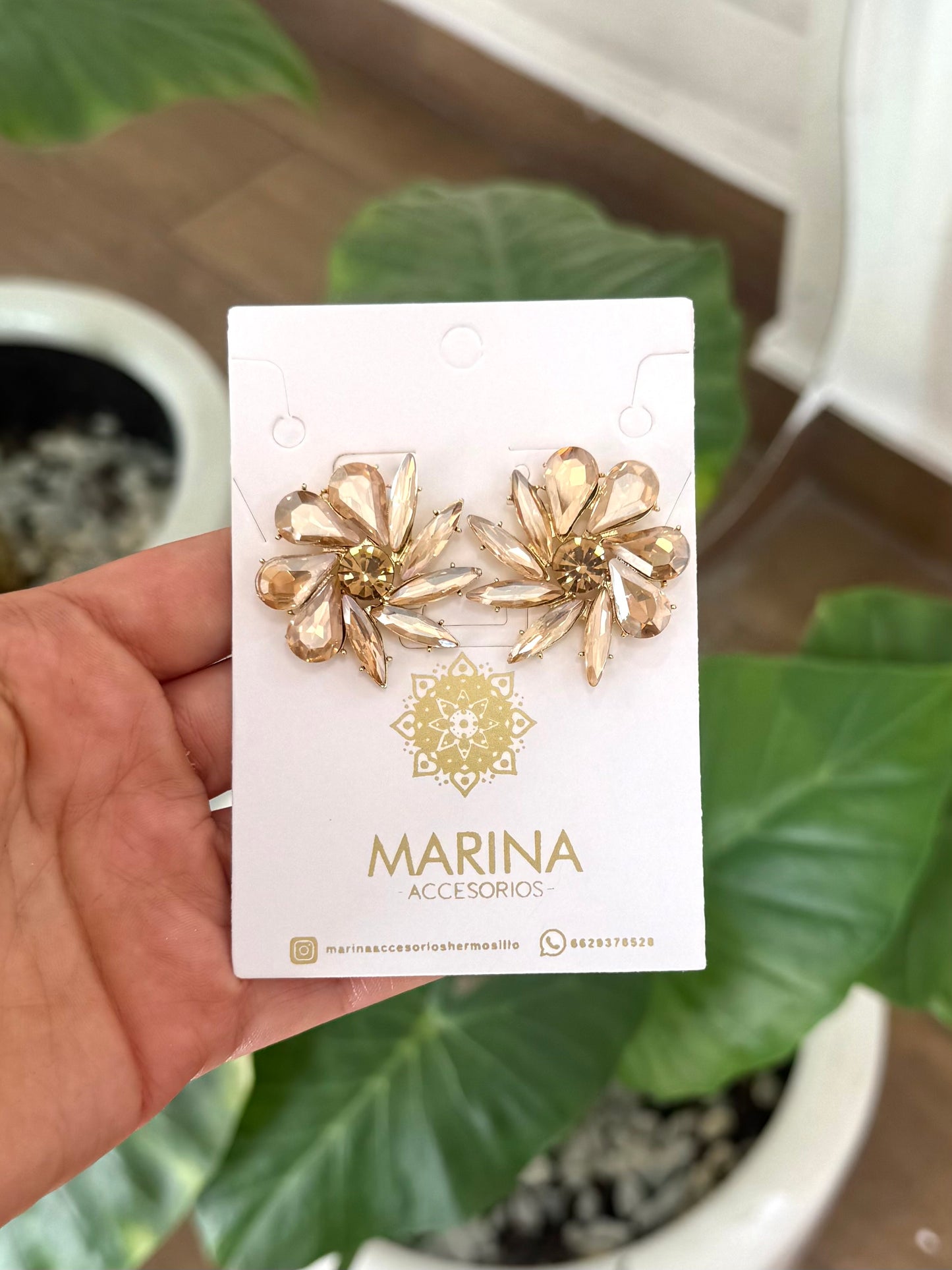 Aretes de pedrería dorados