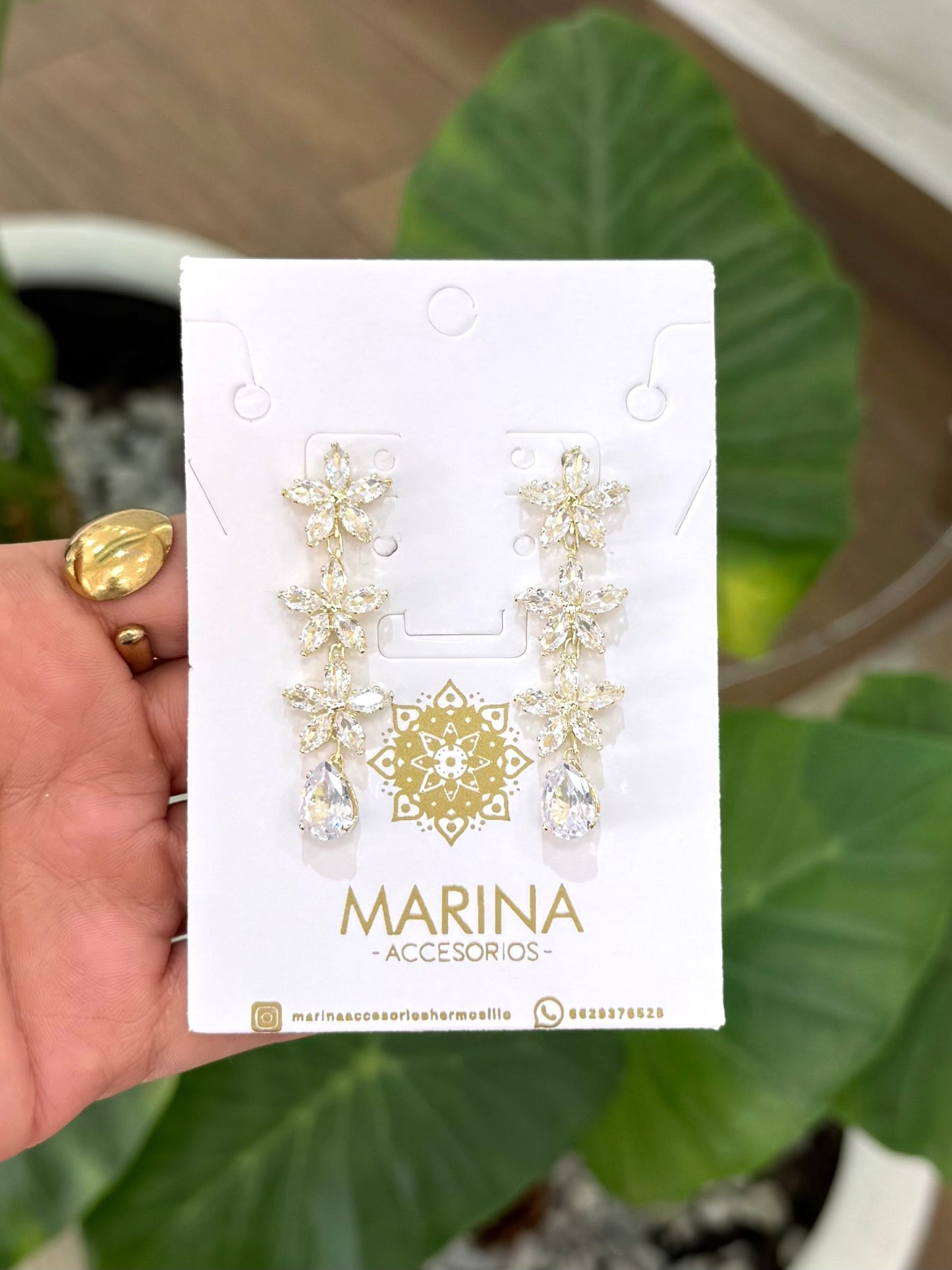 Aretes de pedrería dorados