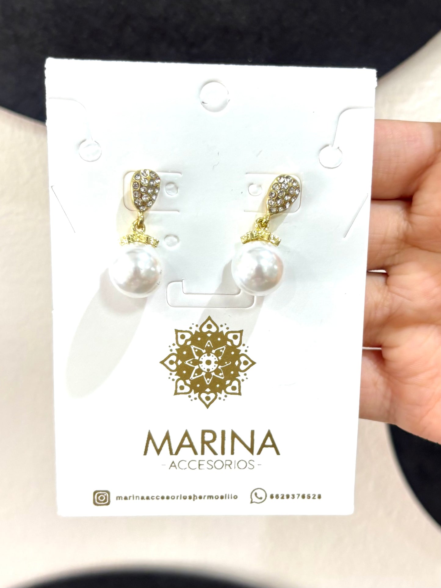 Aretes de pedrería dorados