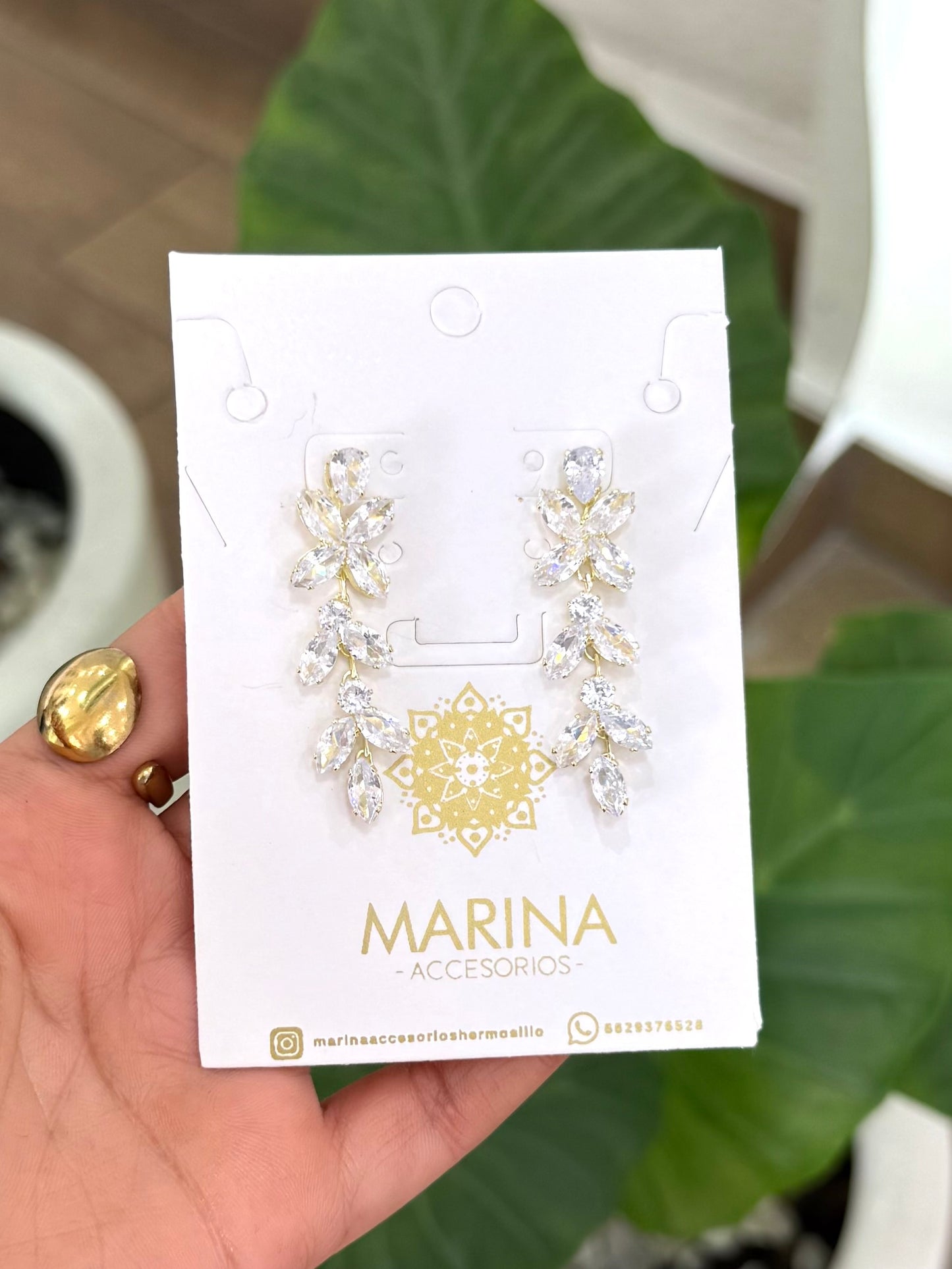 Aretes de pedrería dorados