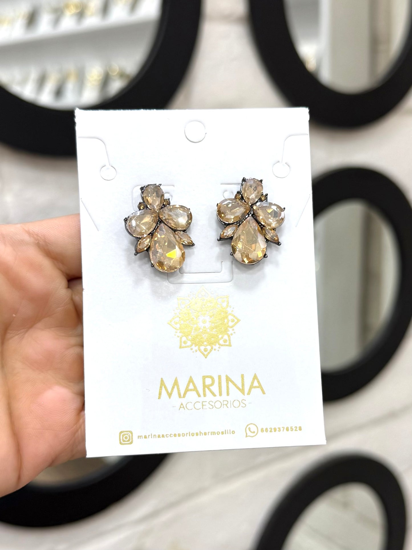 Aretes de pedrería dorados