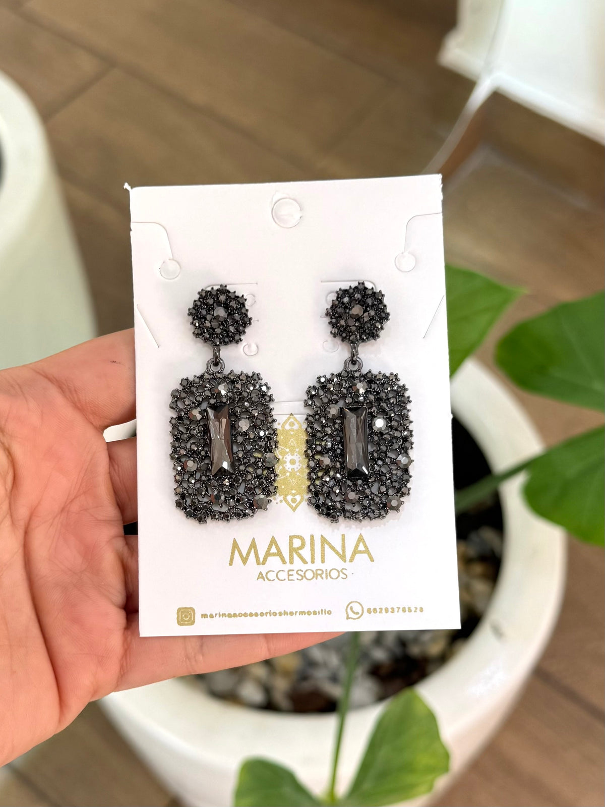 Aretes de pedrería negros