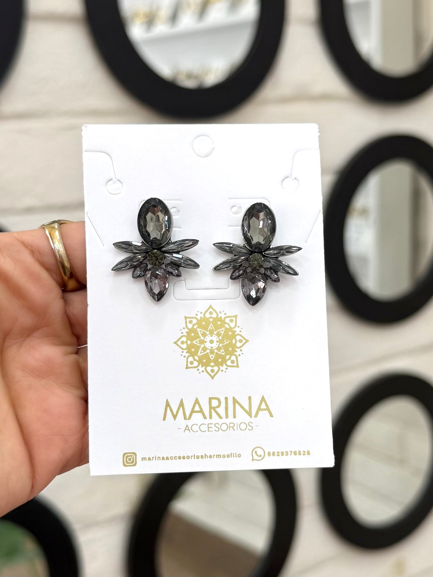Aretes de pedrería negros