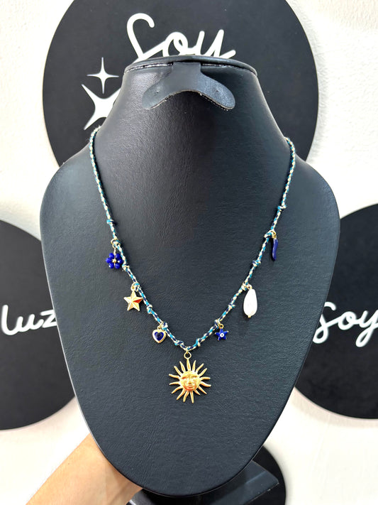 Collar azul con dijes