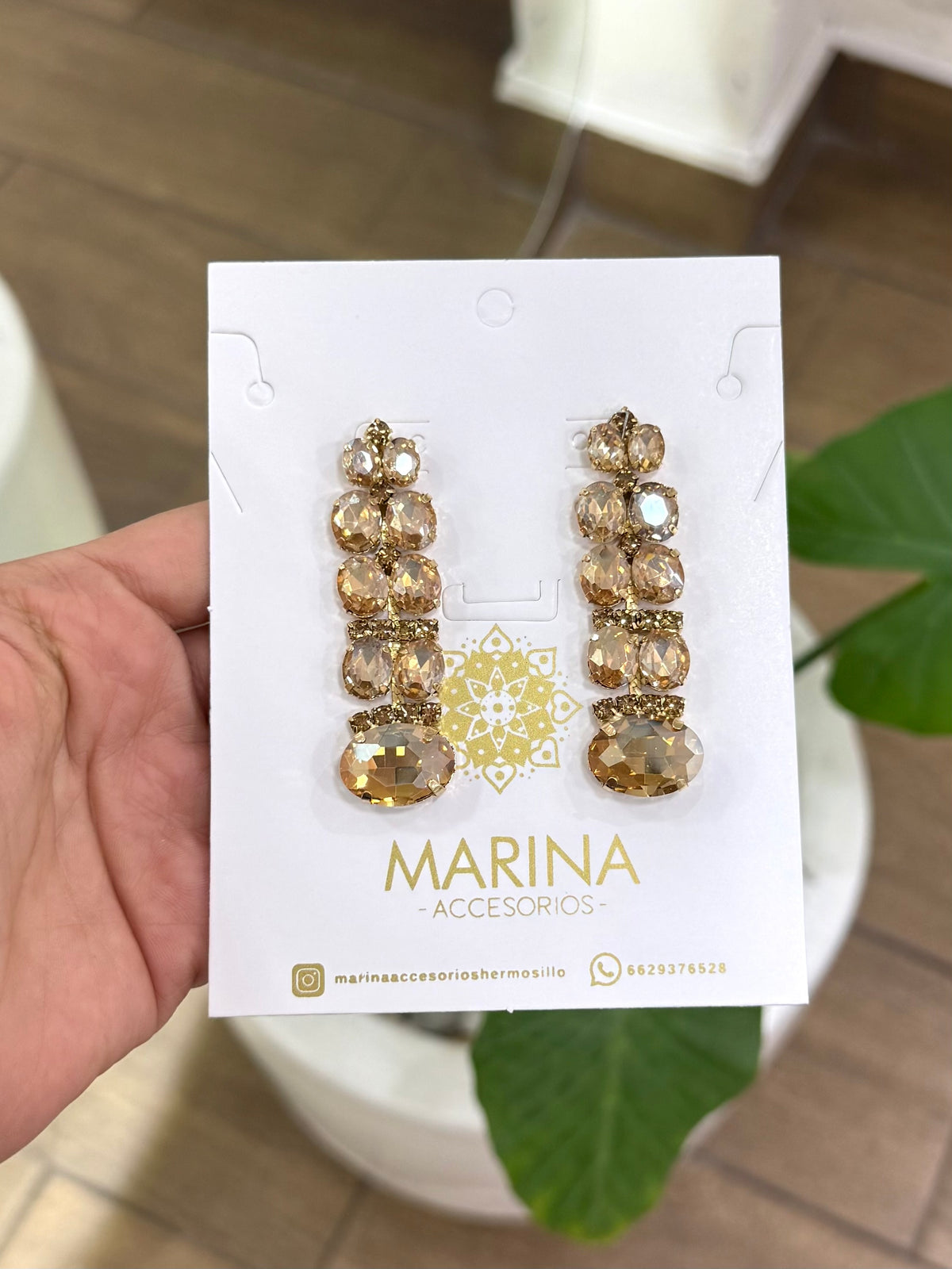 Aretes de pedrería dorados