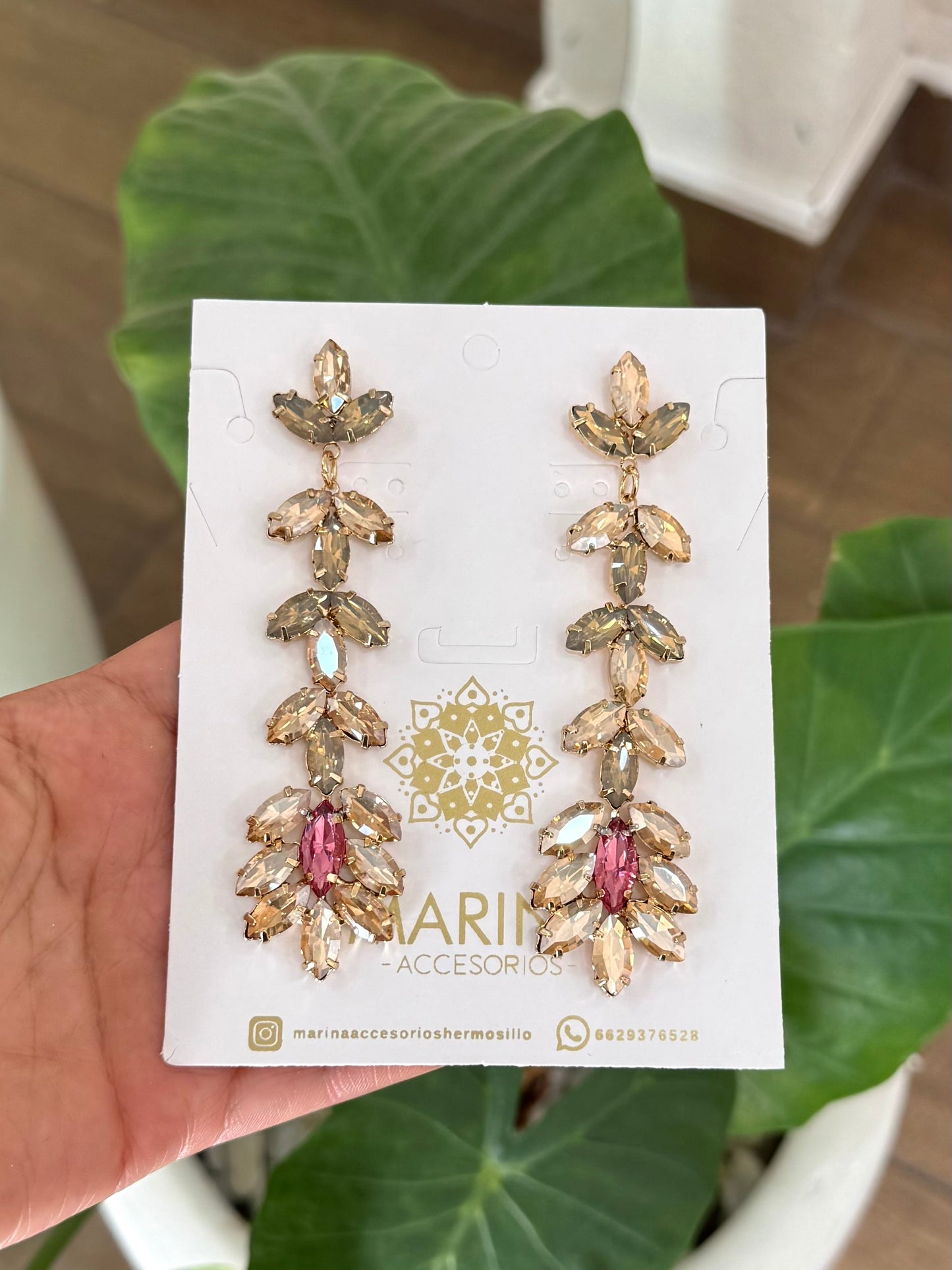 Aretes de pedrería dorados
