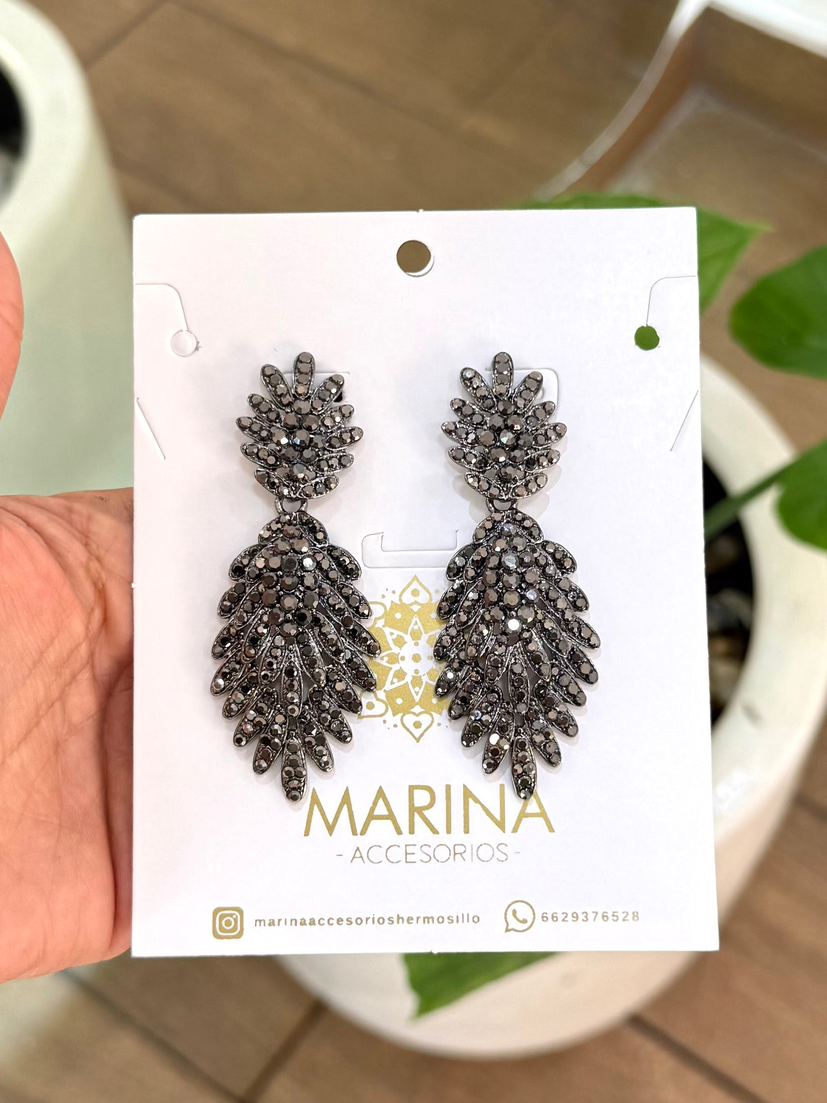 Aretes de pedrería negros