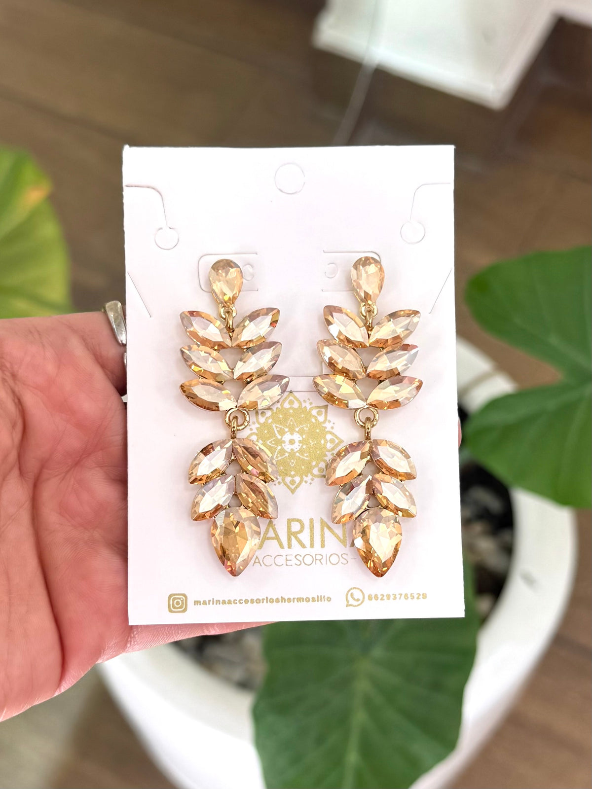 Aretes de pedrería dorados