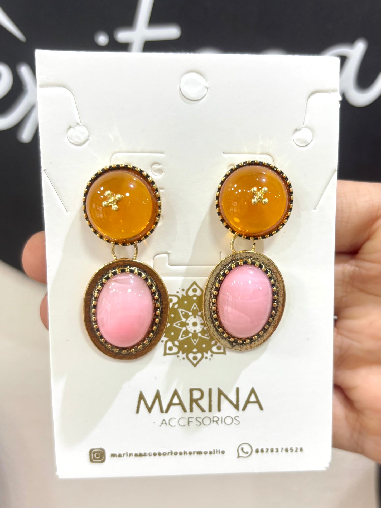 Aretes de pedrería multicolor