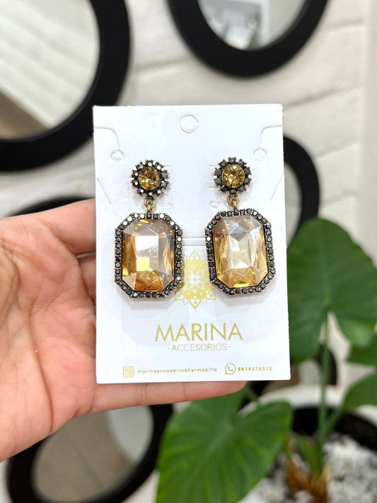 Aretes de pedrería dorados