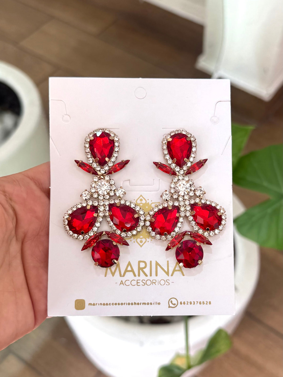 Aretes de pedrería rojo