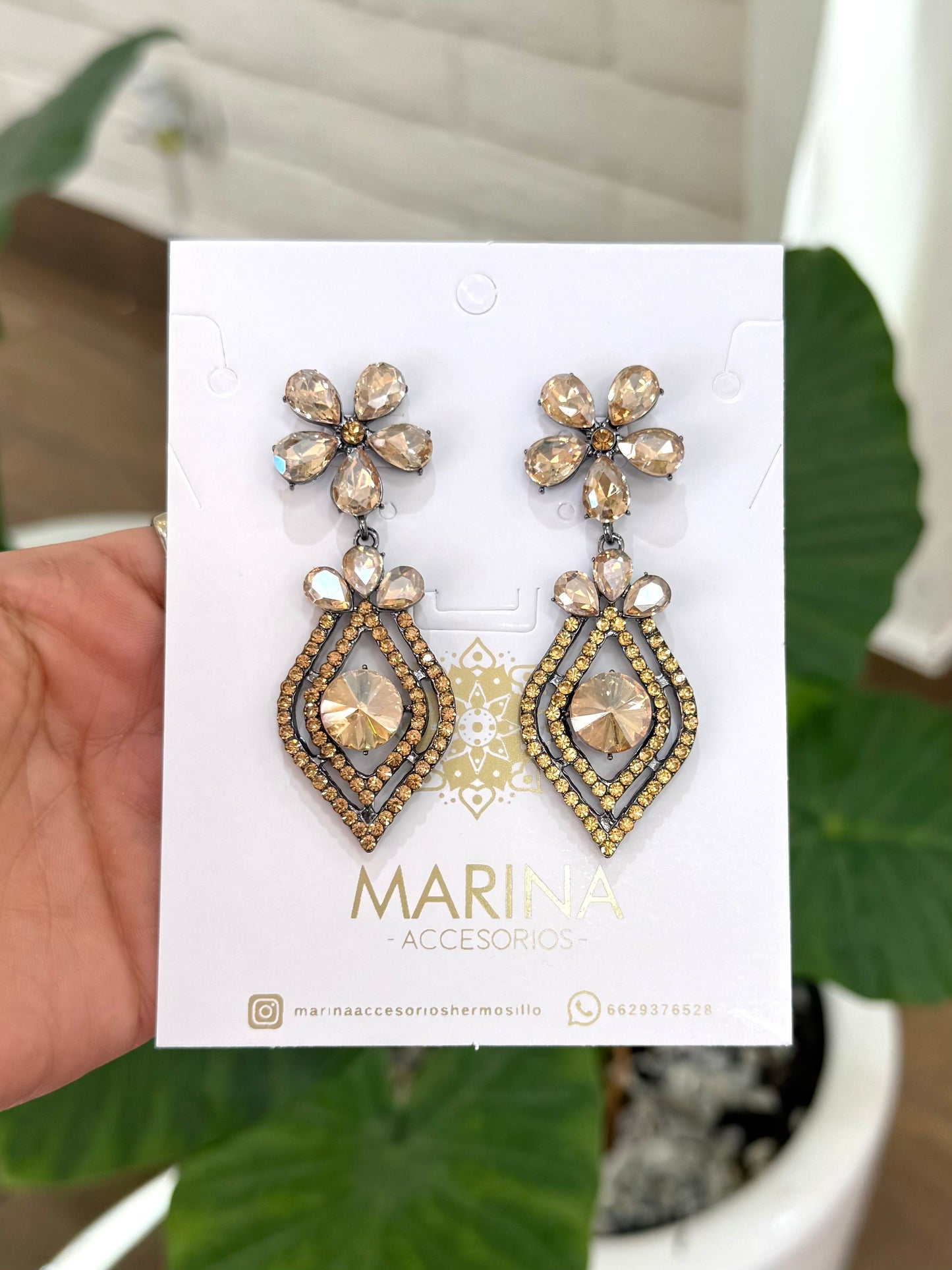 Aretes de pedrería dorados