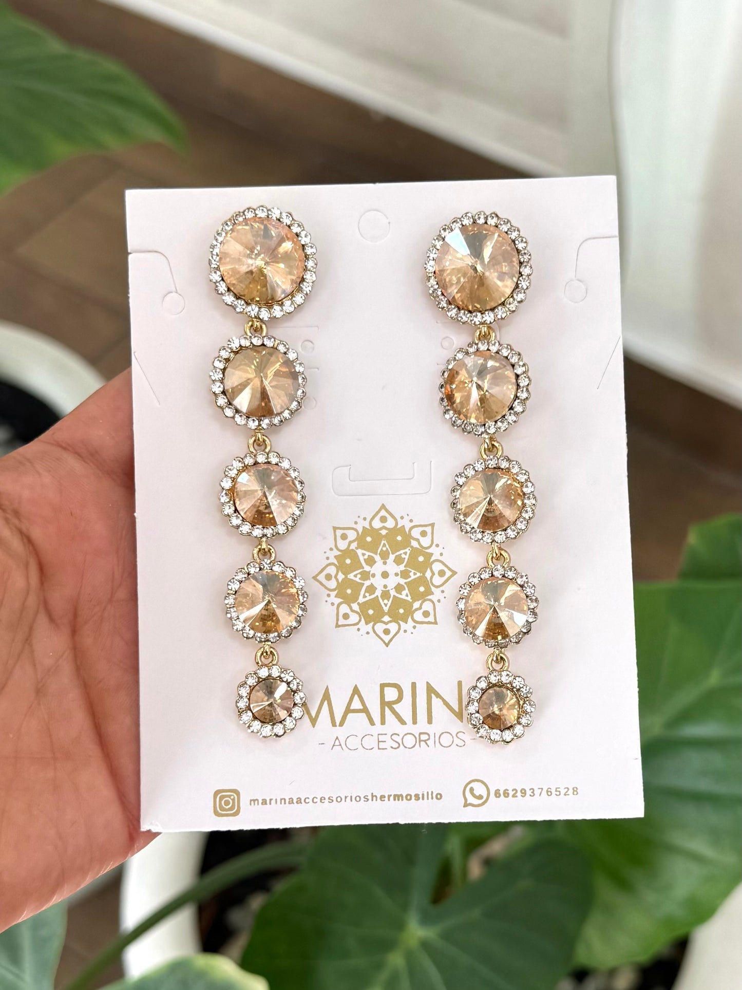 Aretes de pedrería dorados
