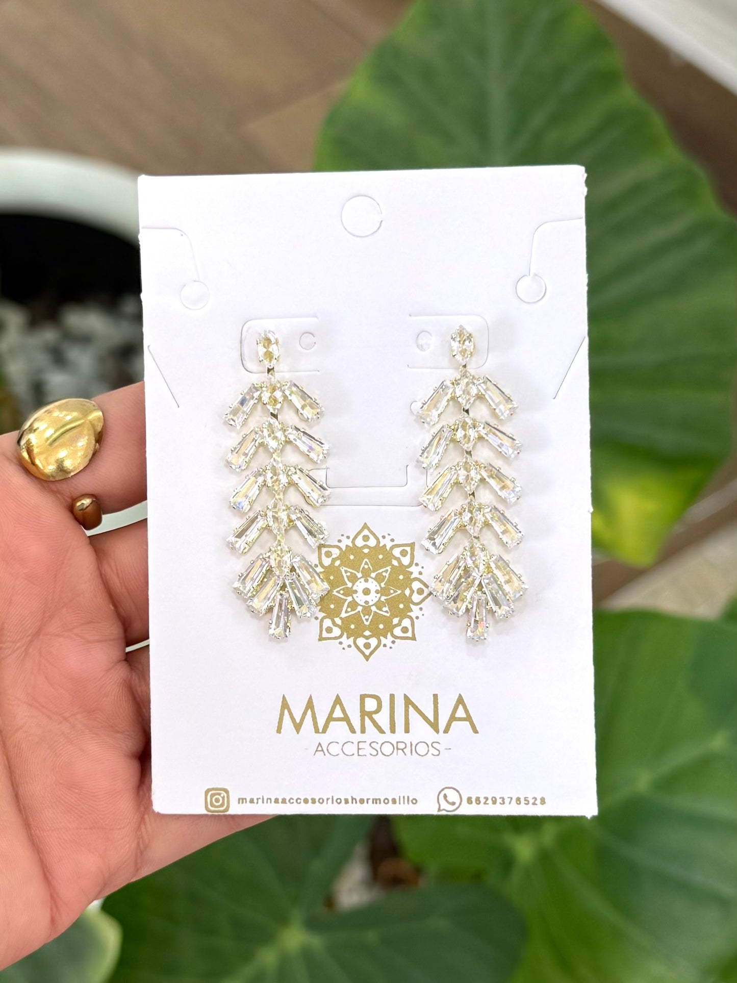 Aretes de pedrería dorados