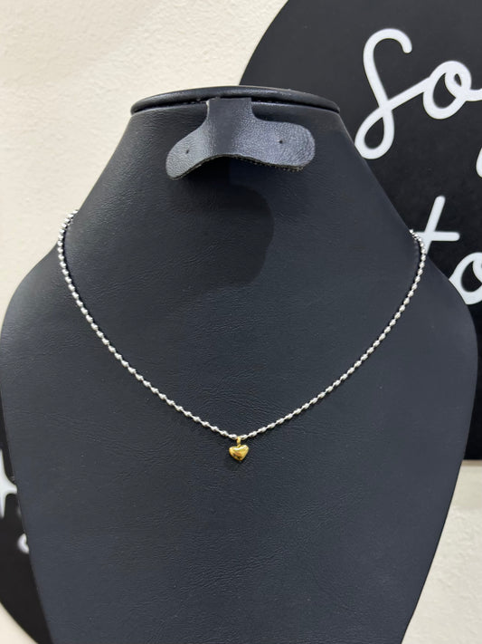 Collar con dije dorado