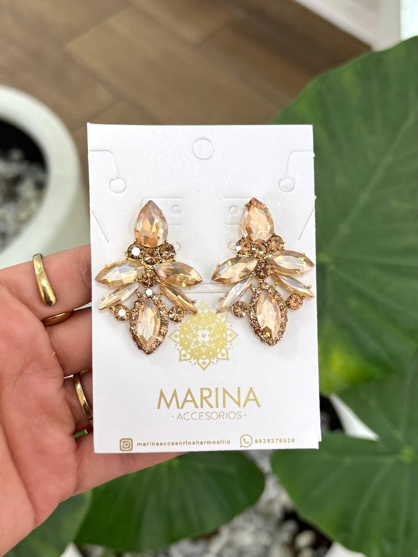 Aretes de pedrería dorados