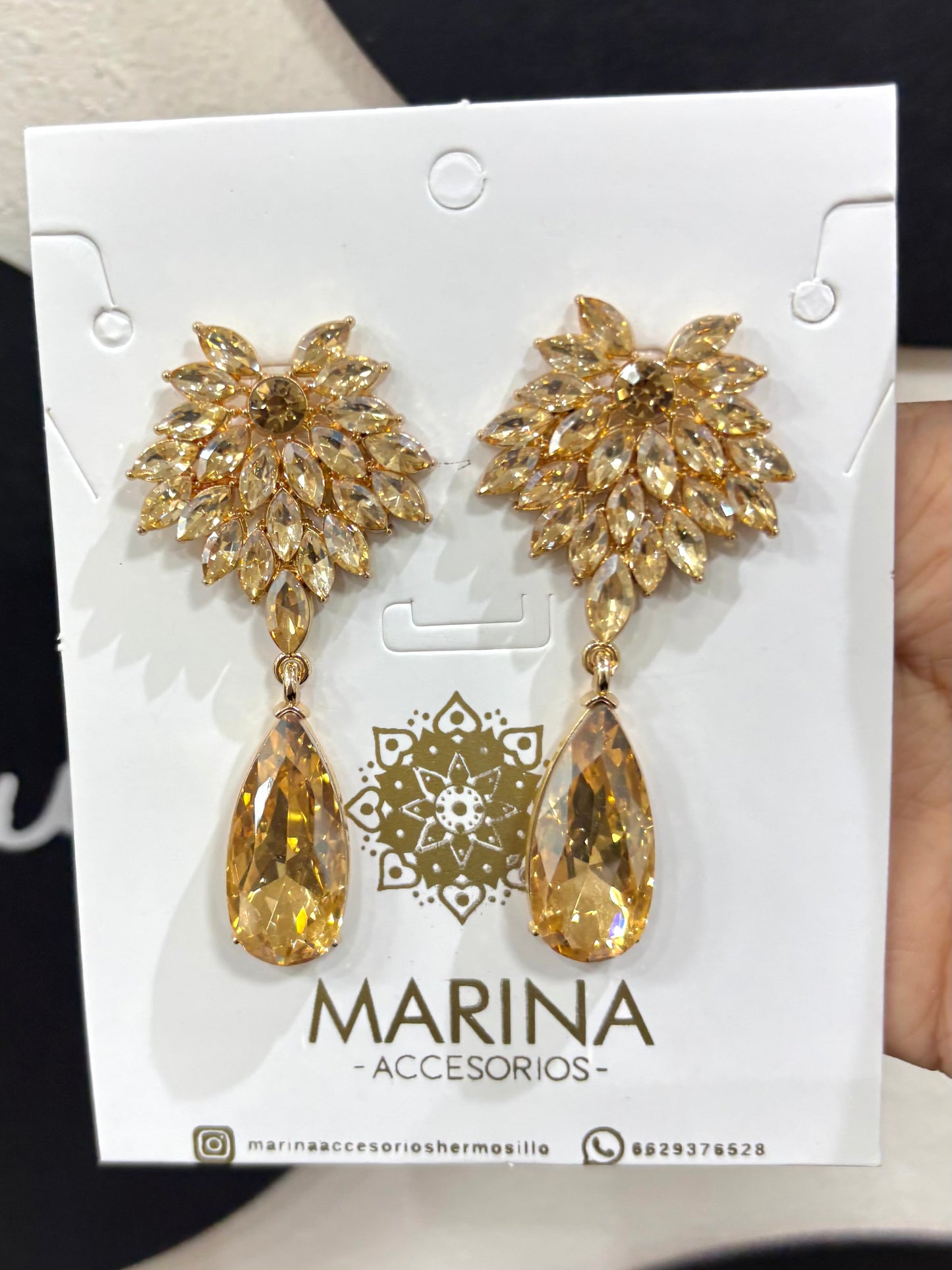 Aretes de pedrería dorados