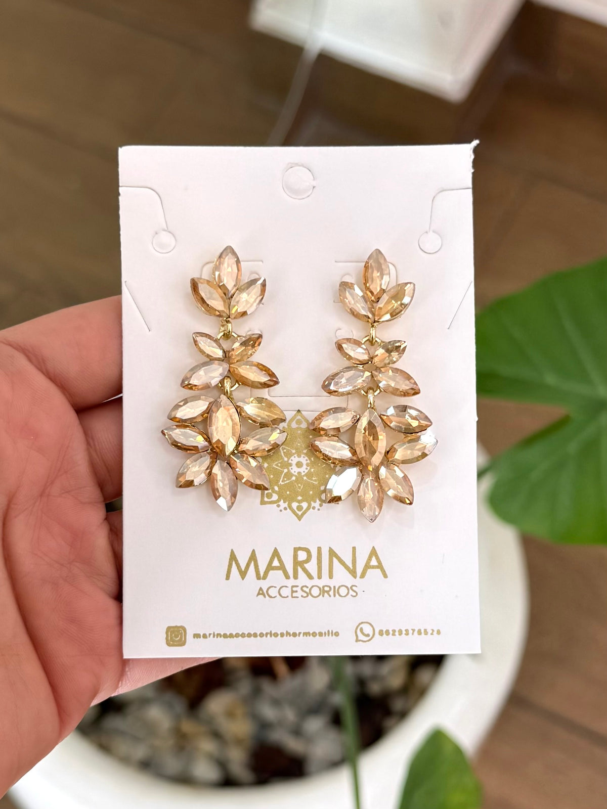 Aretes de pedrería dorados
