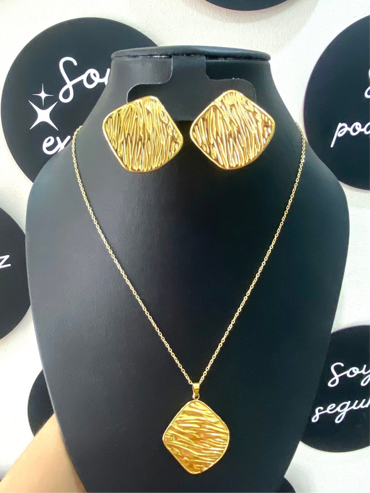 Collar cuadro dorado