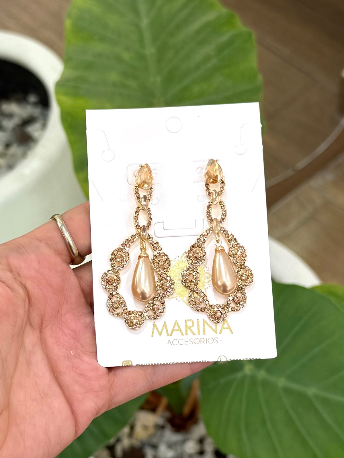 Aretes de pedrería dorados