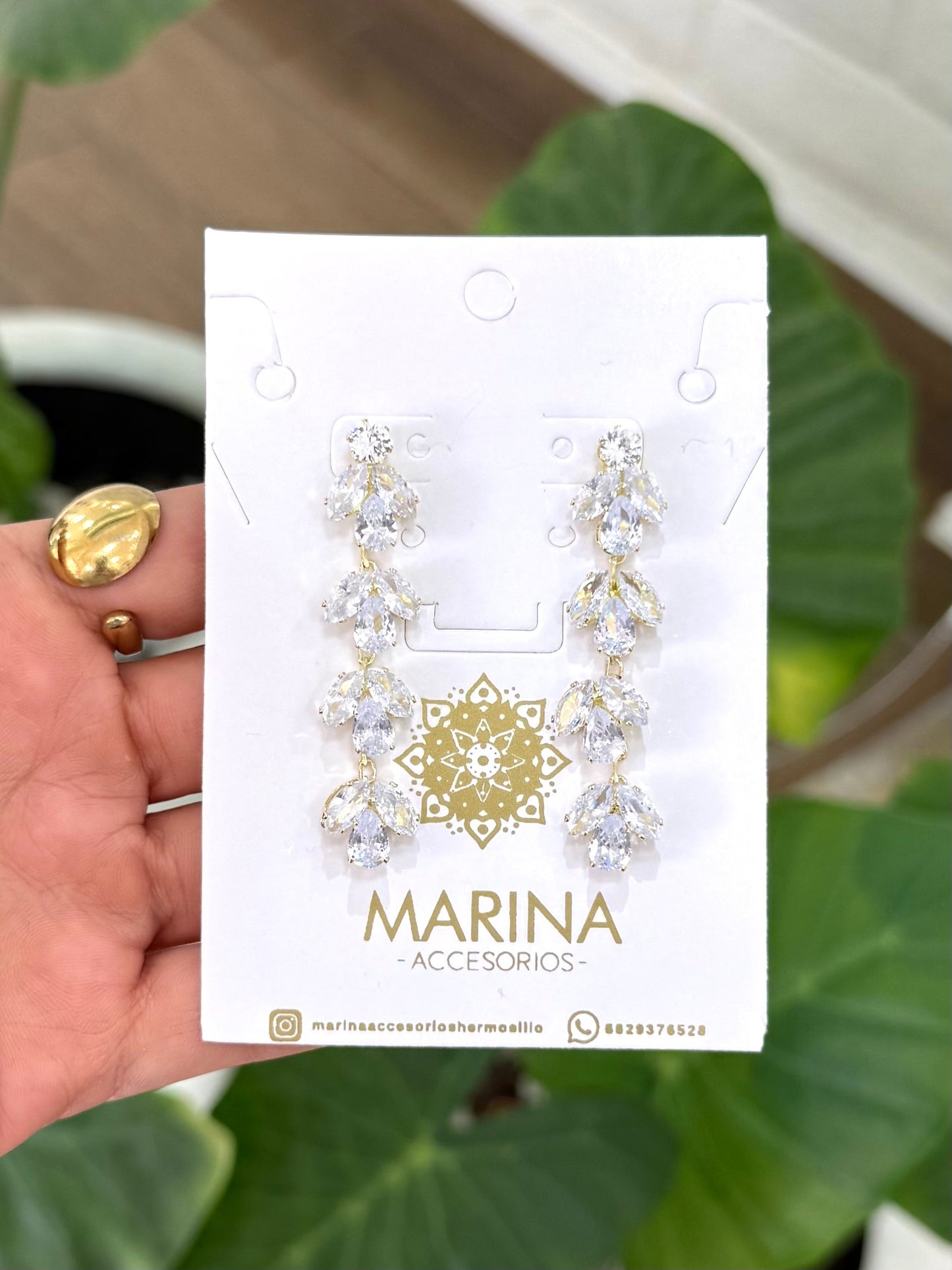Aretes de pedrería dorados