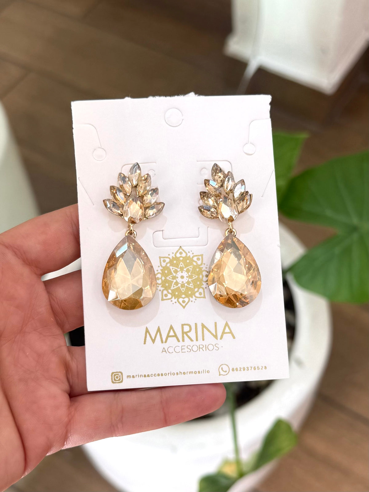 Aretes de pedrería dorados