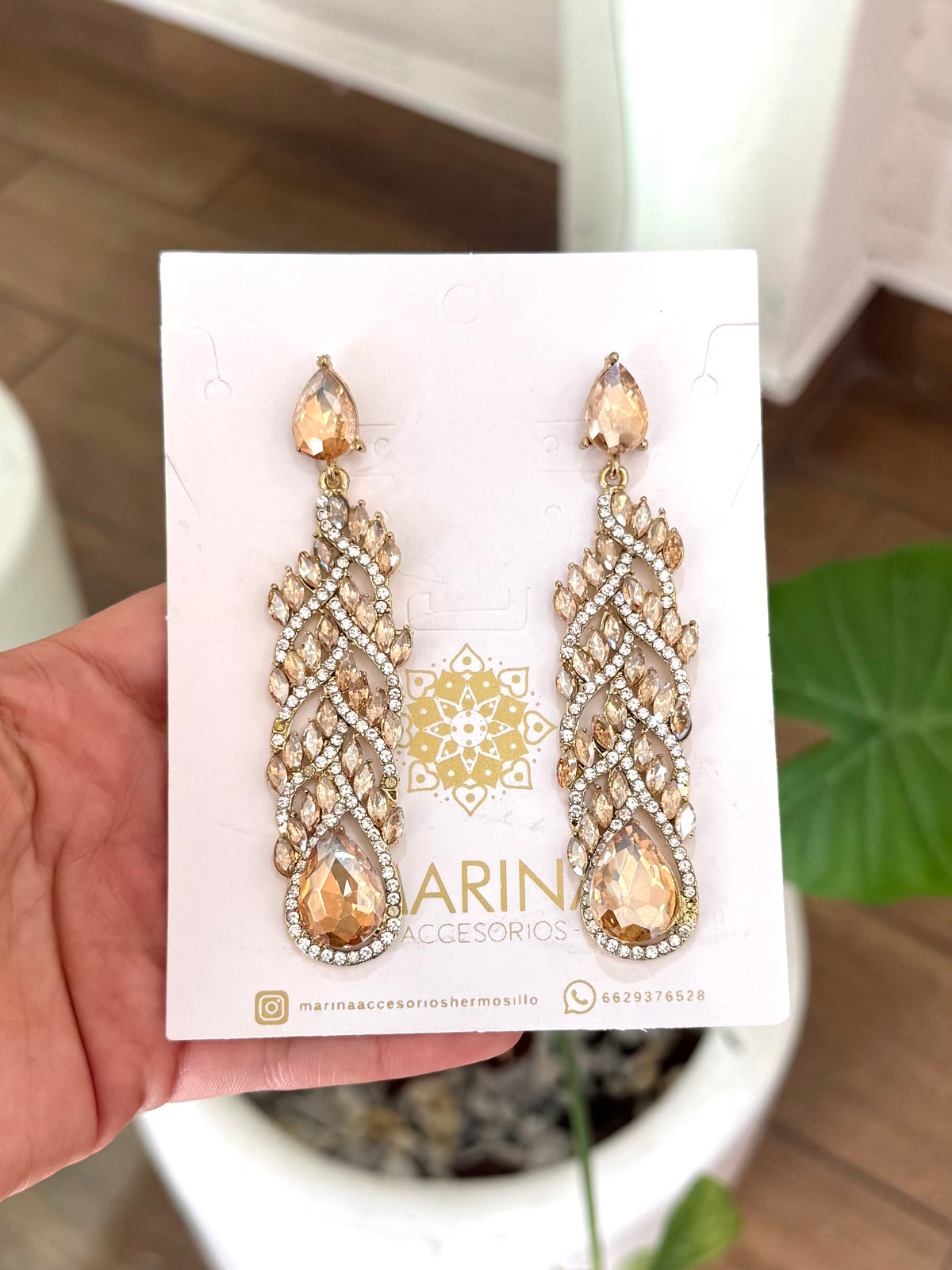 Aretes de pedrería dorados