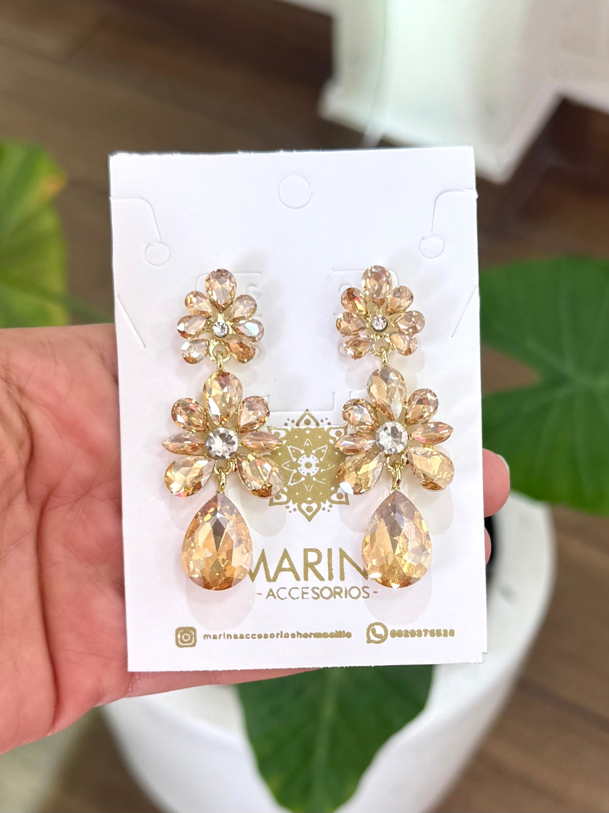 Aretes de pedrería dorados