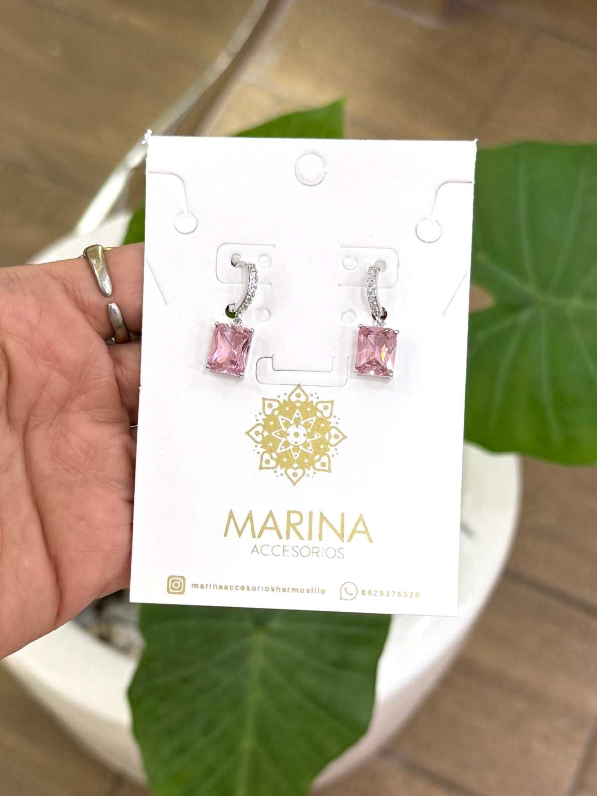 Arete de pedrería rosa