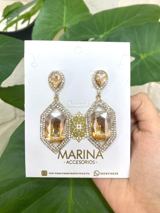 Aretes del pedrería dorados