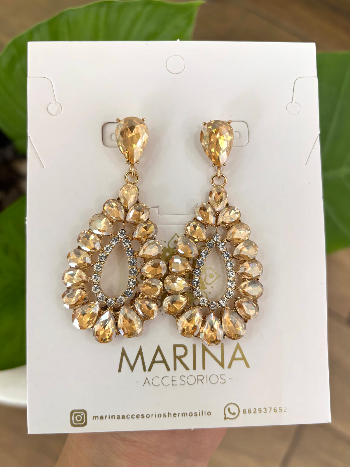 Aretes de pedrería dorado