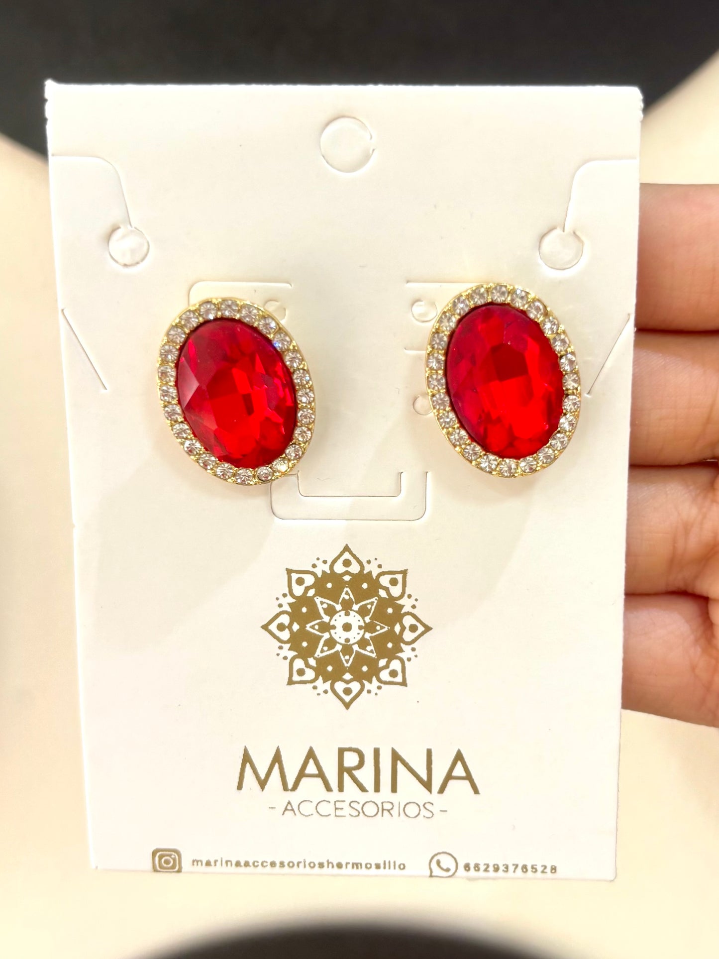 Aretes de pedrería rojos