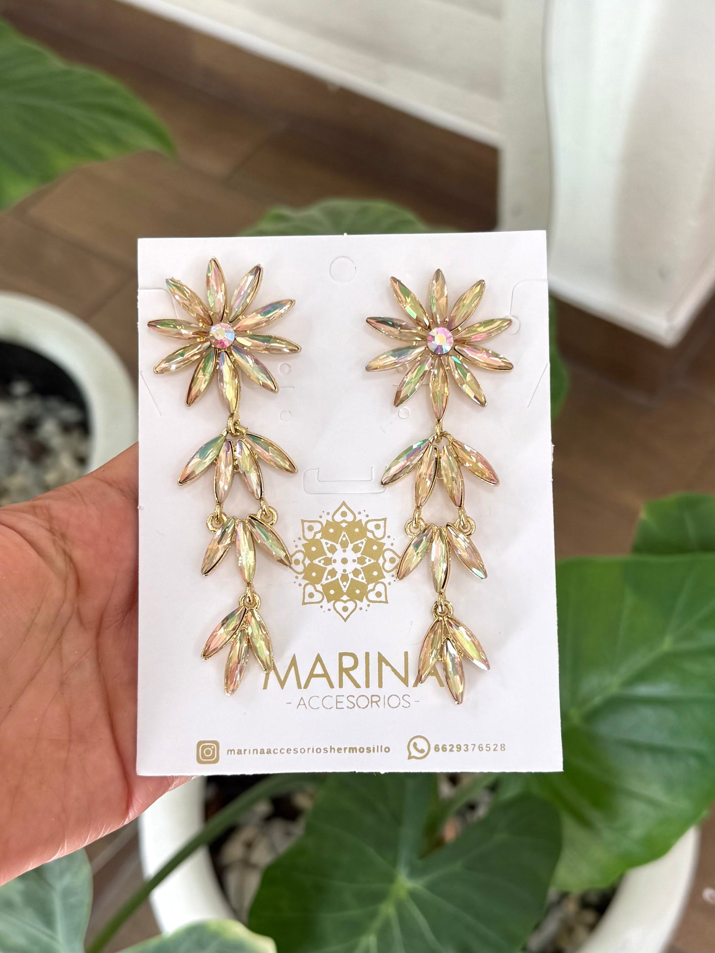Aretes de pedrería dorados