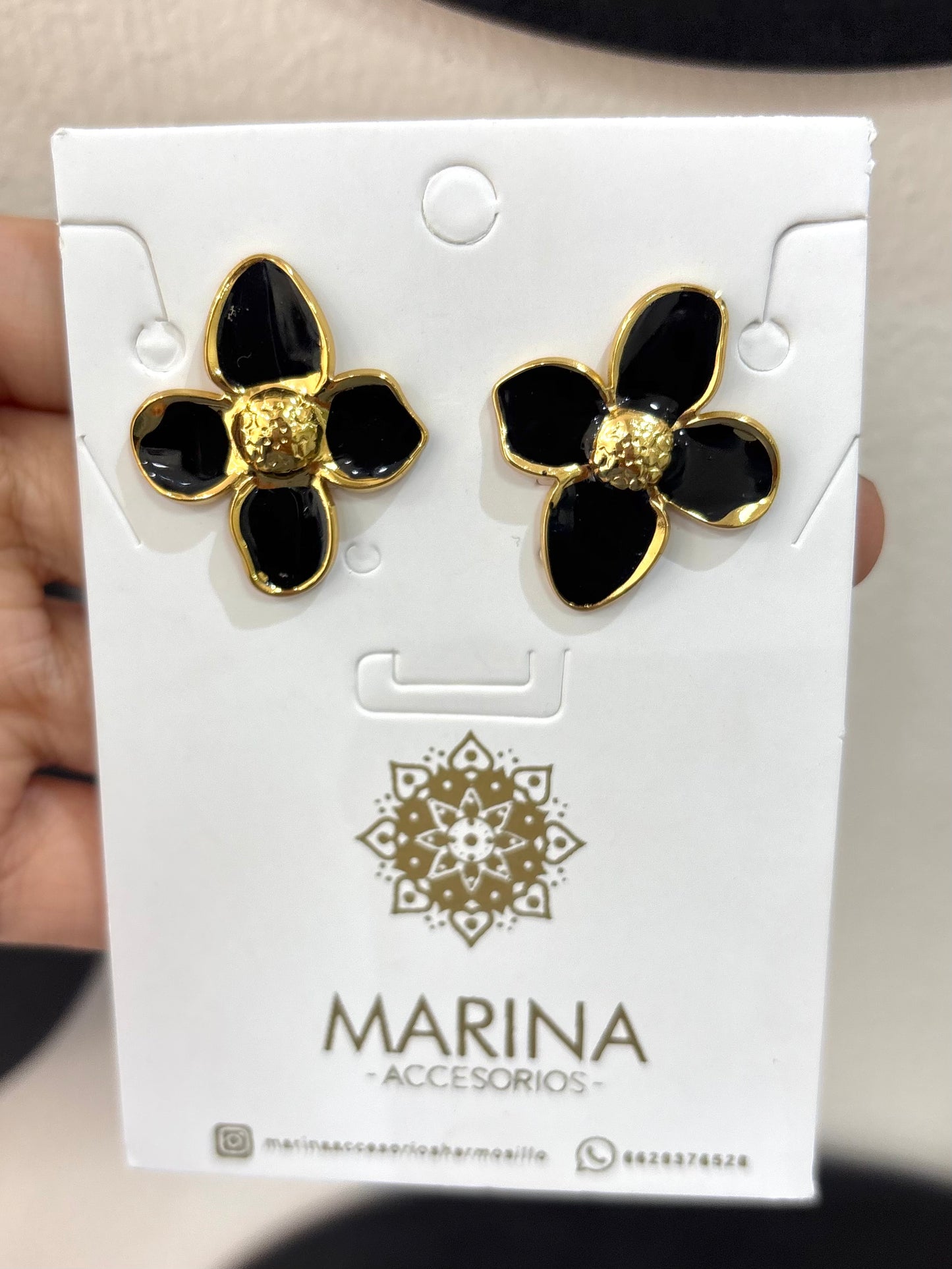 Arete casual flor negra