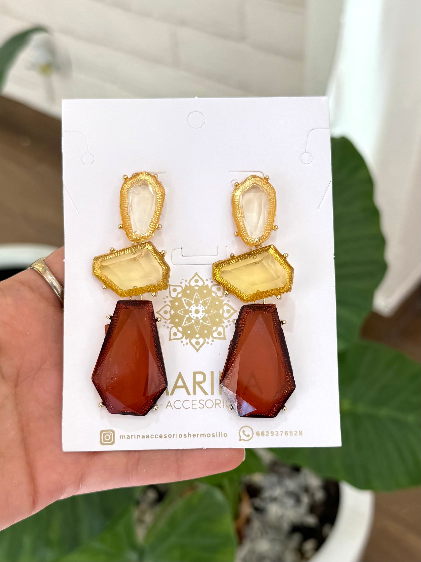 Aretes de pedrería multicolor