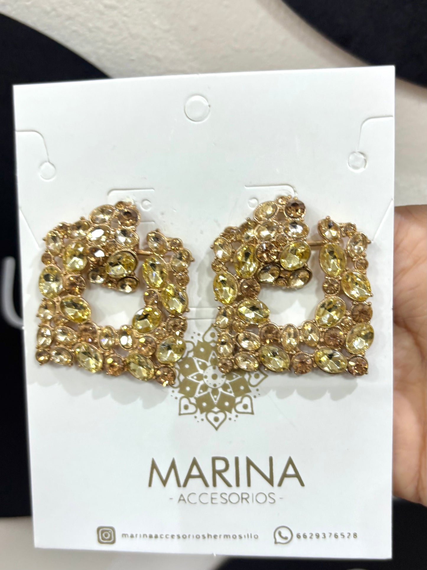 Aretes de pedrería dorados
