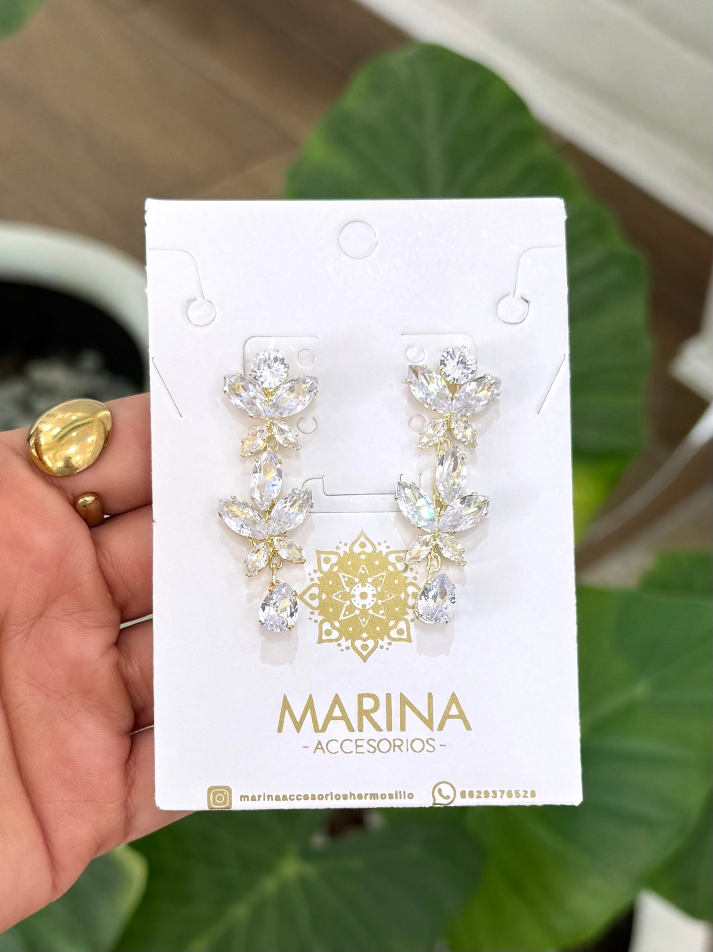 Aretes de pedrería dorados
