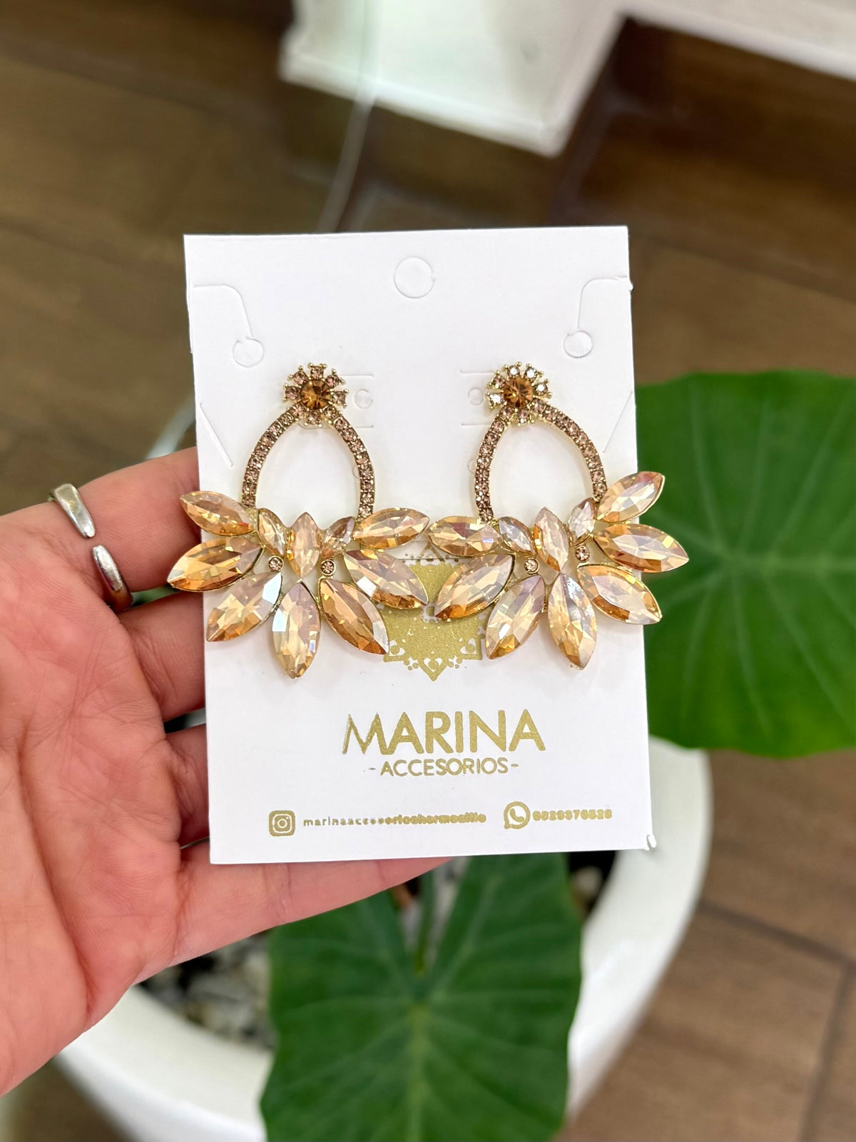 Aretes de pedrería dorados