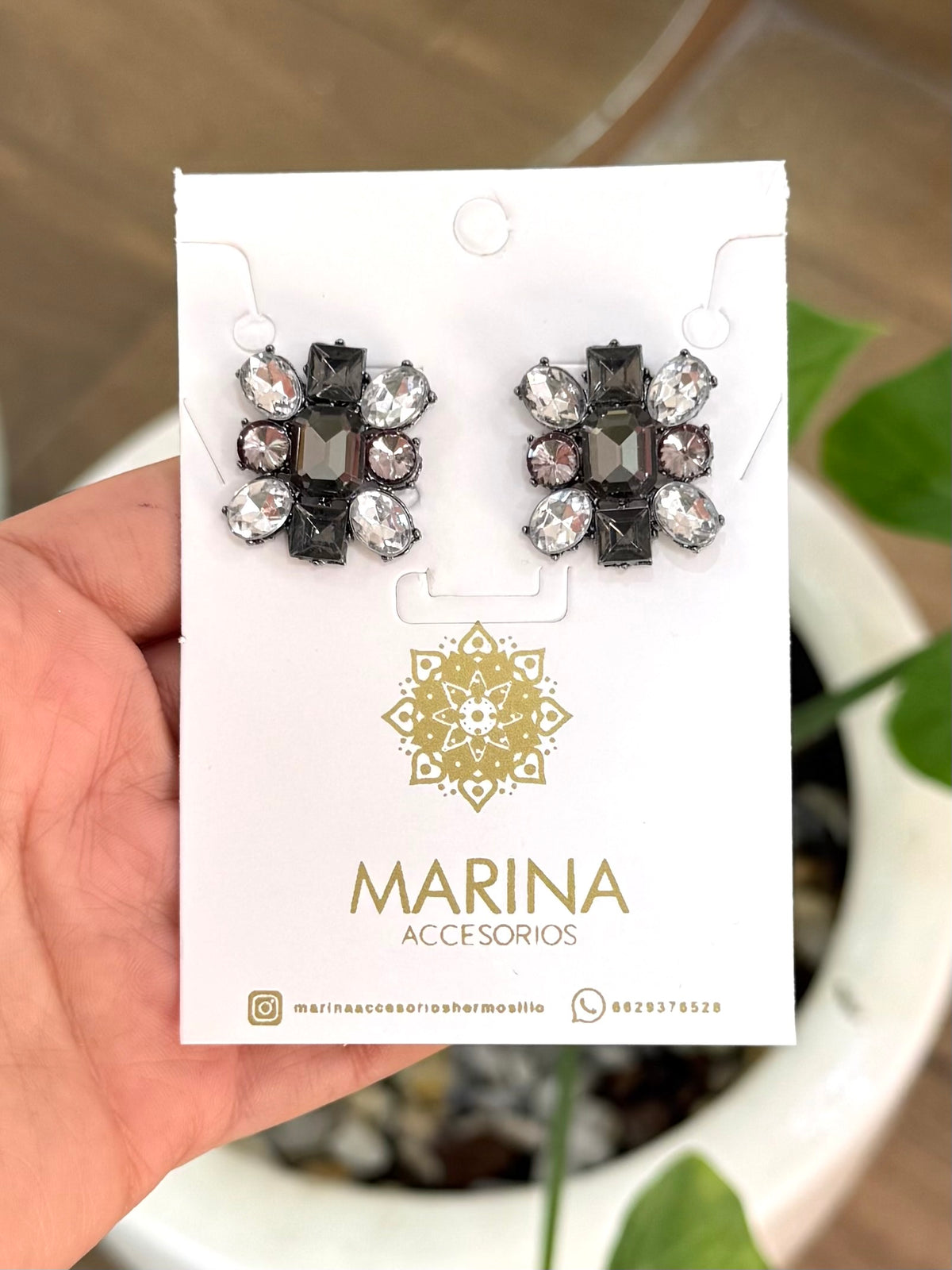 Aretes de pedrería negros