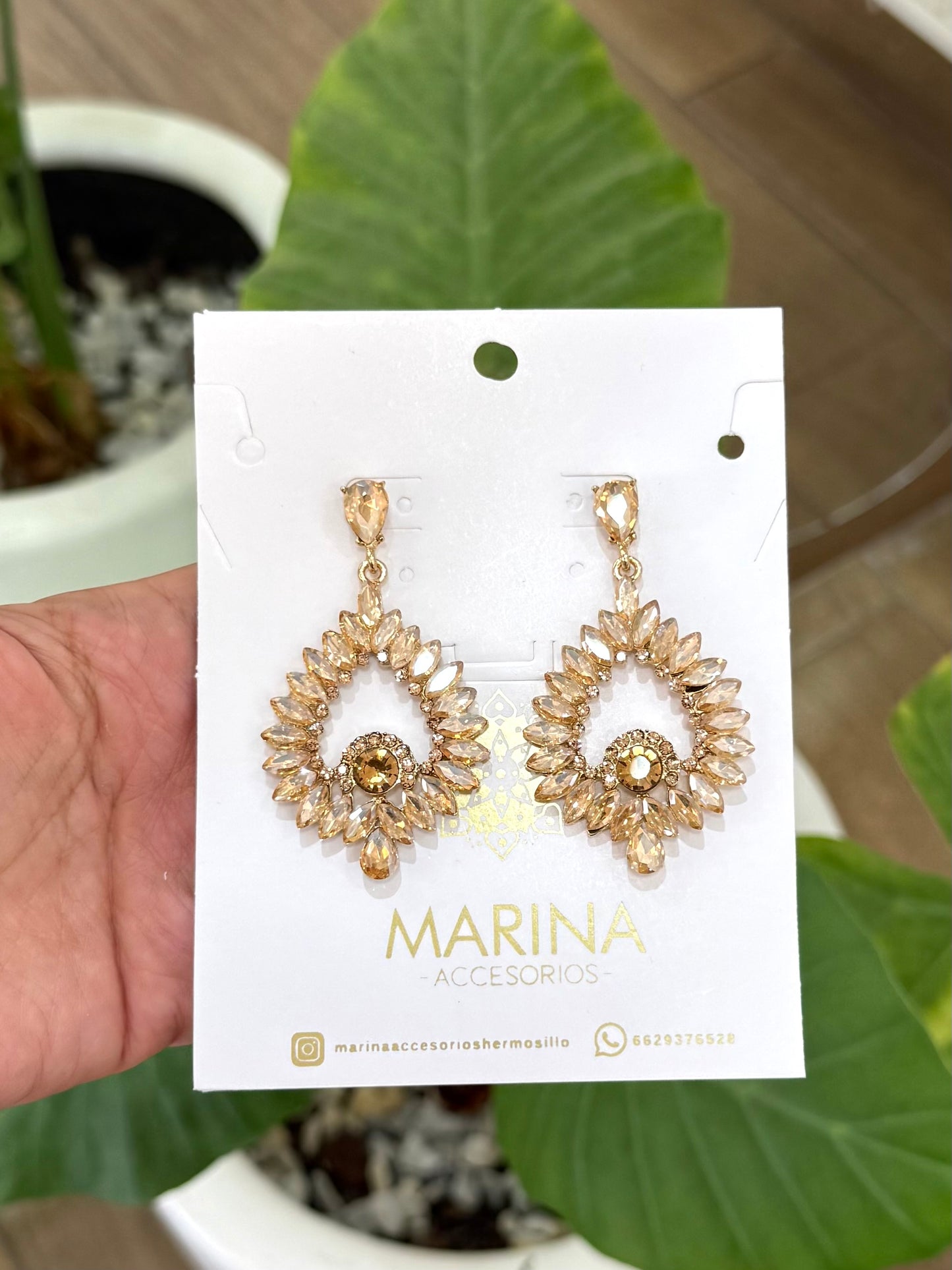 Aretes de pedrería dorados