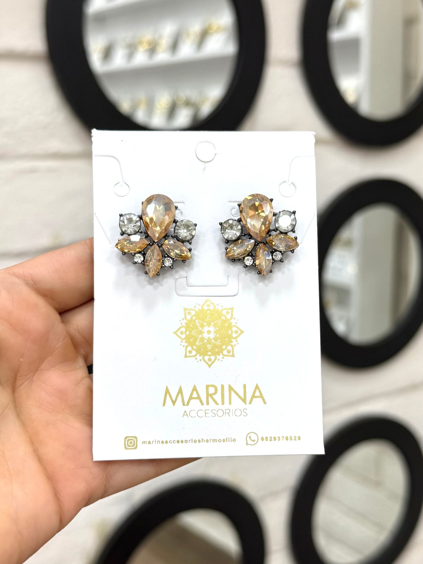 Aretes de pedrería dorados
